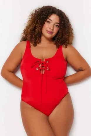 Crveni jednodijelni kupaći kostim za punije s vezicom u dekolteu